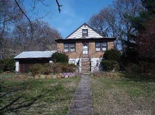 121 Roosevelt Blvd, Hauppauge, NY 11788