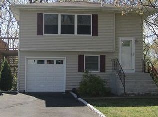 104 Summit Dr, Smithtown, NY 11787