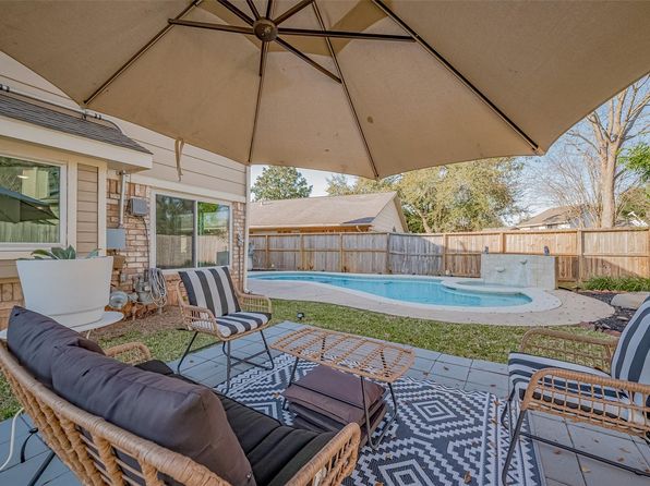 2215 Braesmeadow Ln, Sugar Land, TX 77479