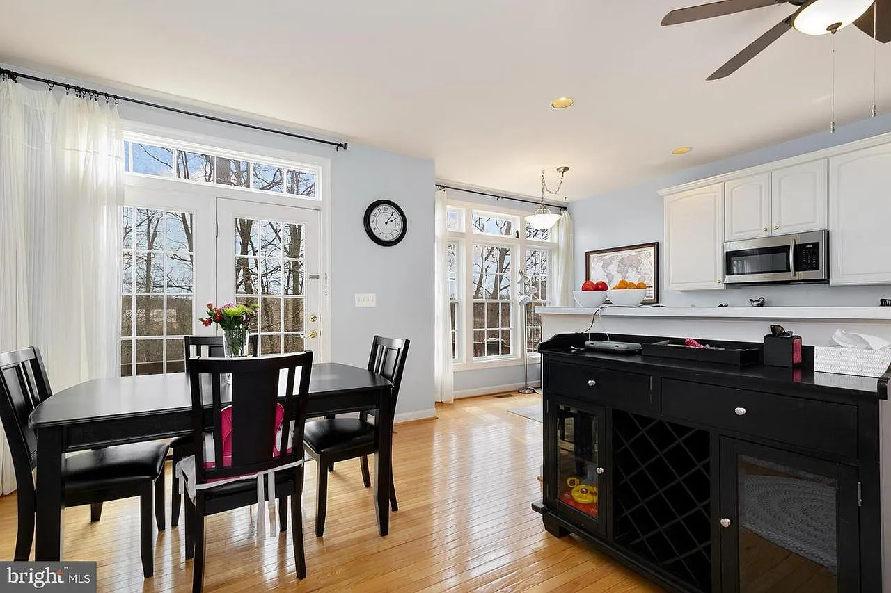 3 bed, 3.5 bath, 1536 sqft, $3,600 — Photo 2