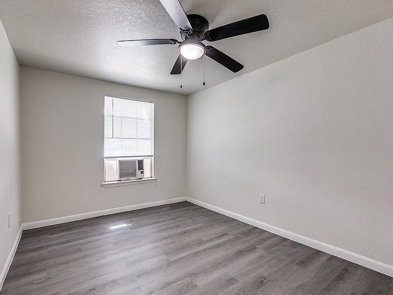 Elmwood Triplex — Photo 17