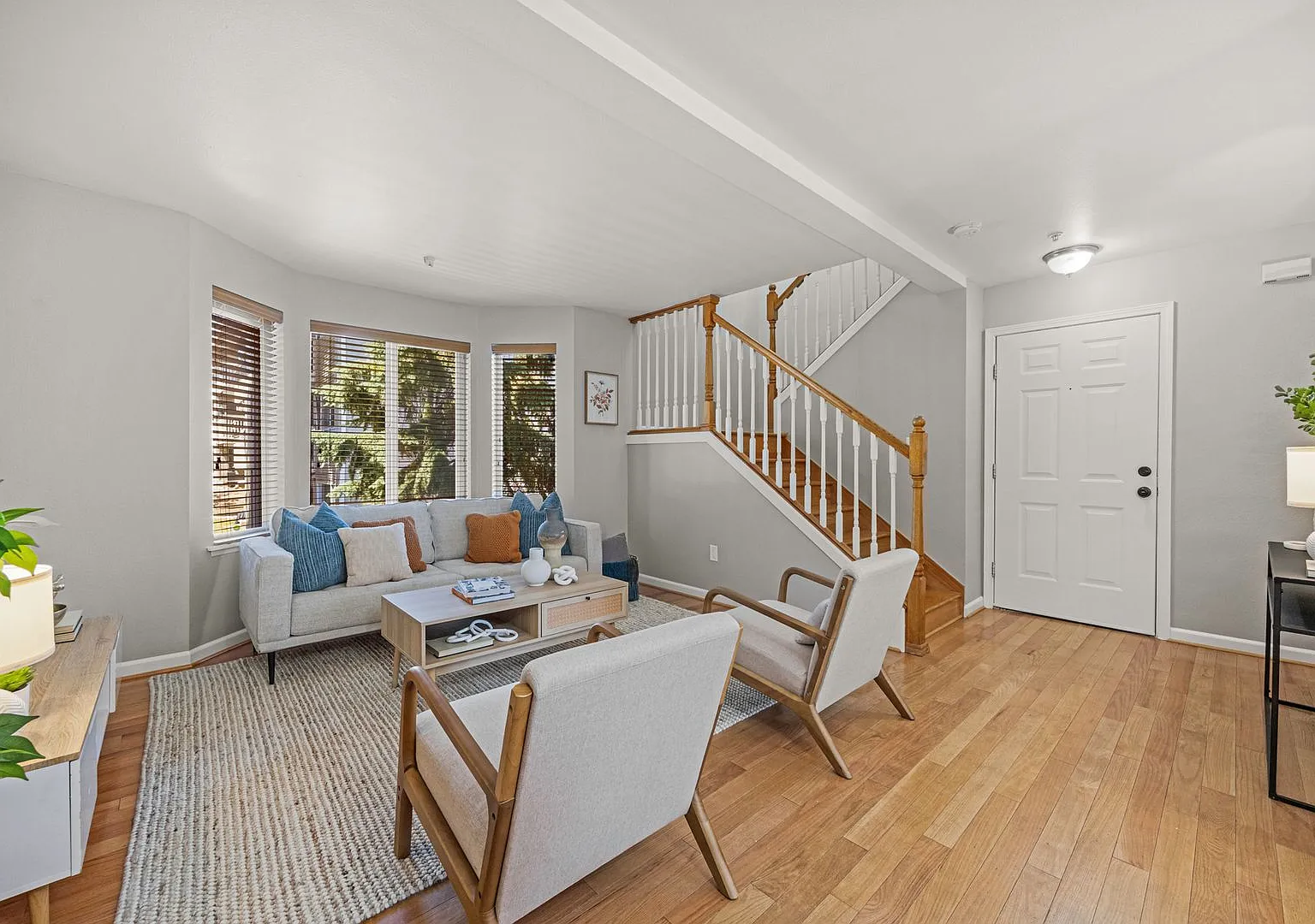 Spacious Townhome with 2 Car Garage — Photo 4