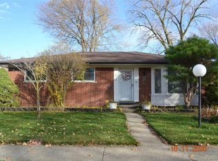 29876 Newport Dr, Warren, MI 48088