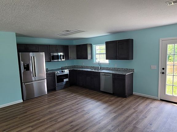 3rd image of 921 Evergreen Ln