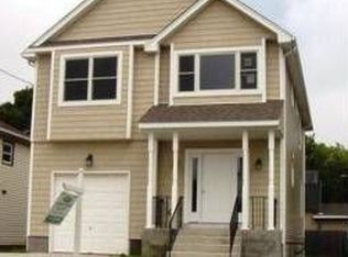 82 Ray St, Freeport, NY 11520