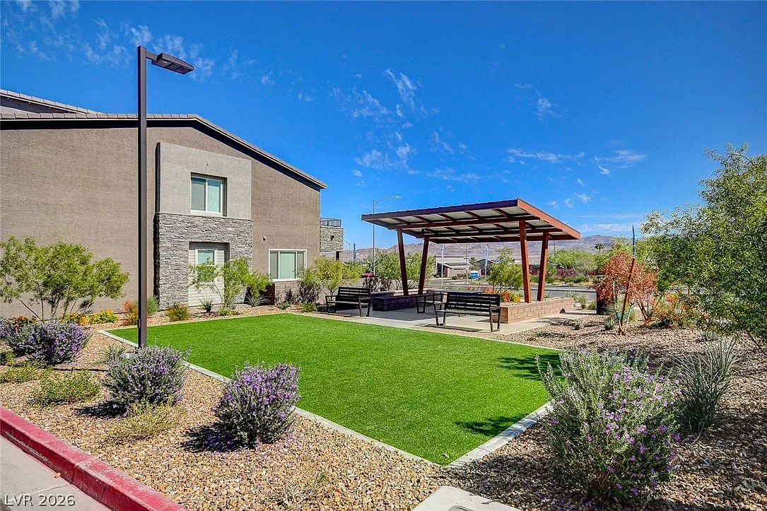 4 bed, 3.0 bath, 1936 sqft, $2,095 — Photo 2
