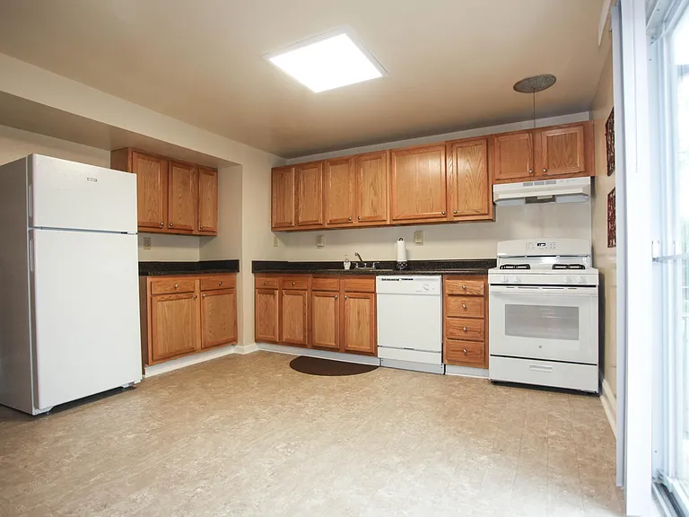 Gardenvillage Apartments and Townhouses — Photo 6
