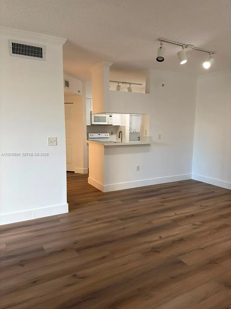 Porto Bellagio Condo — Photo 2