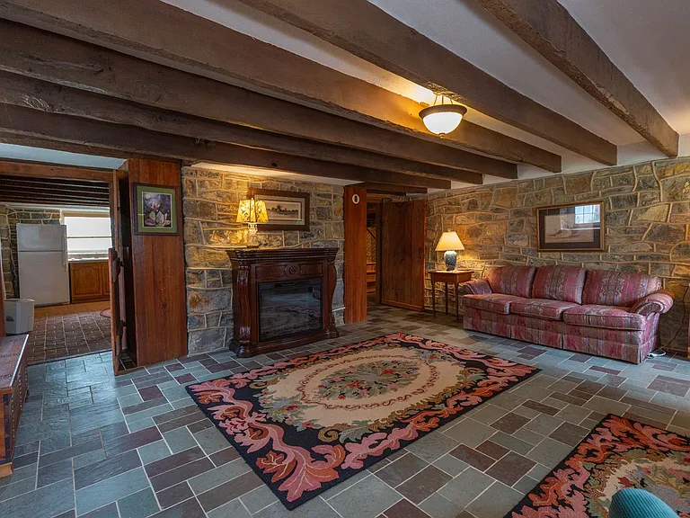 568 Smithfield Ln — Photo 8