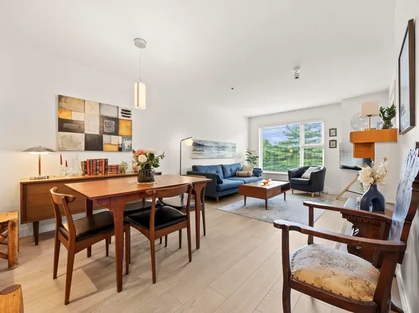 808 Sangster Pl #310, New Westminster, BC V3L 5W3
