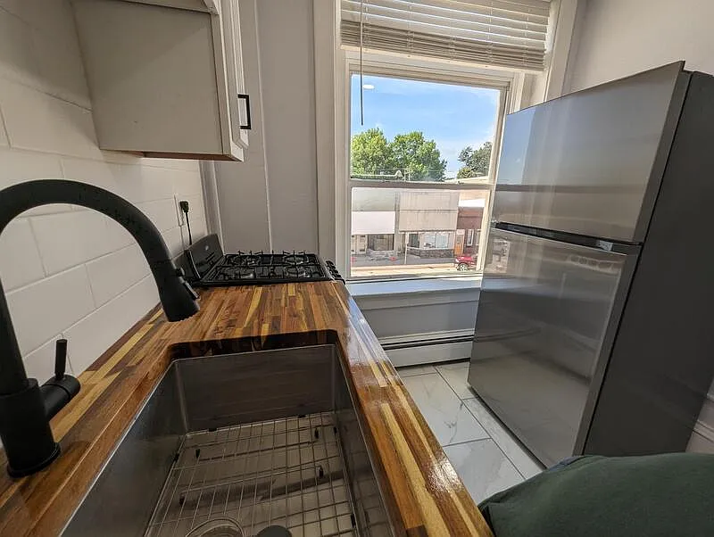 Studio, 1.0 bath, 350 sqft, $595 — Photo 3