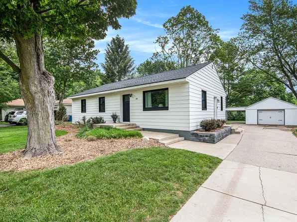 2016 Engleside Dr SE, Grand Rapids, MI 49546