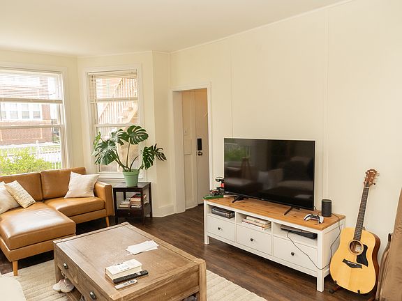 4th image of 3350 W Cuyler Ave #1