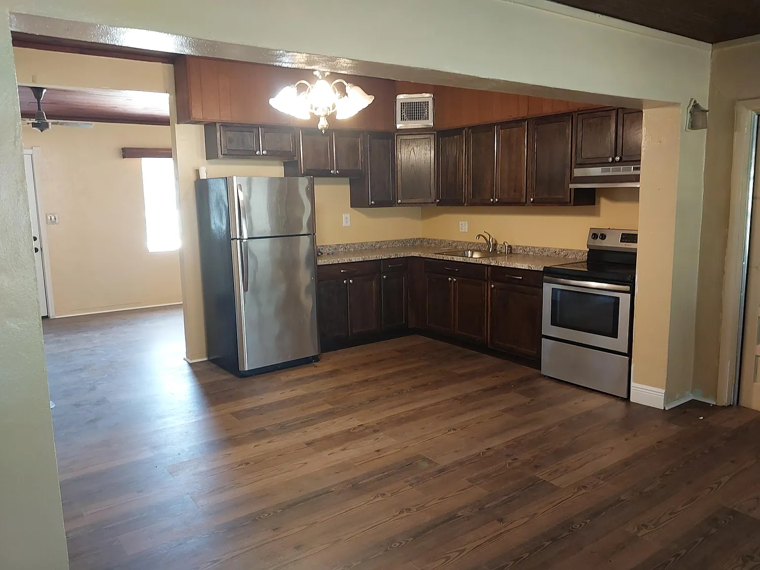 2 bed, 1.0 bath, 1035 sqft, $1,467 — Photo 2