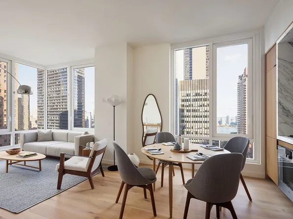 135 E 47th St #20B, New York, NY 10017