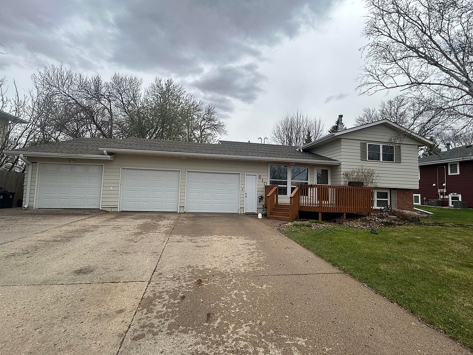 1st image of 610 19th Ave NE