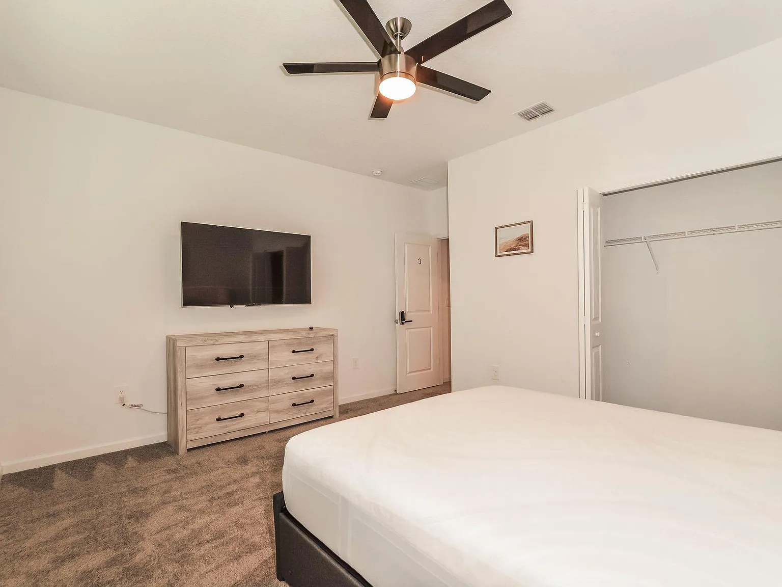 4 bed, 2.5 bath, 3379 sqft, $923 — Photo 2