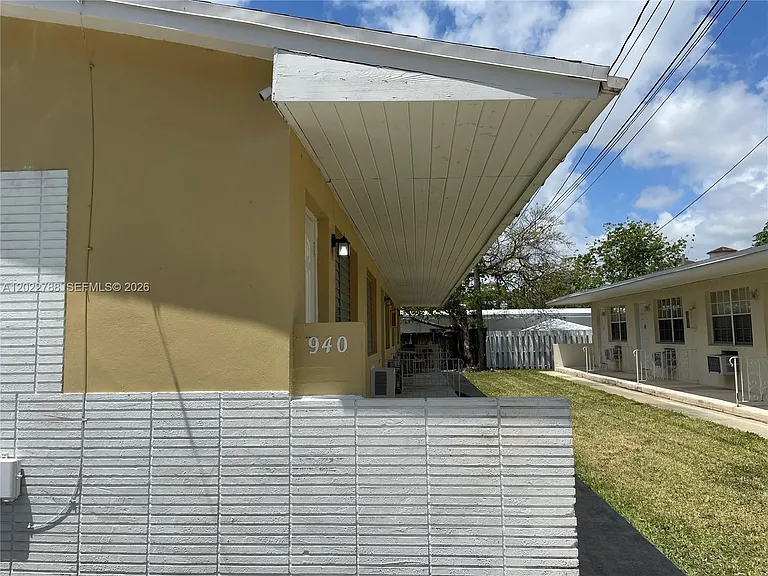 940 SW 4th Ave #1 — Photo 10