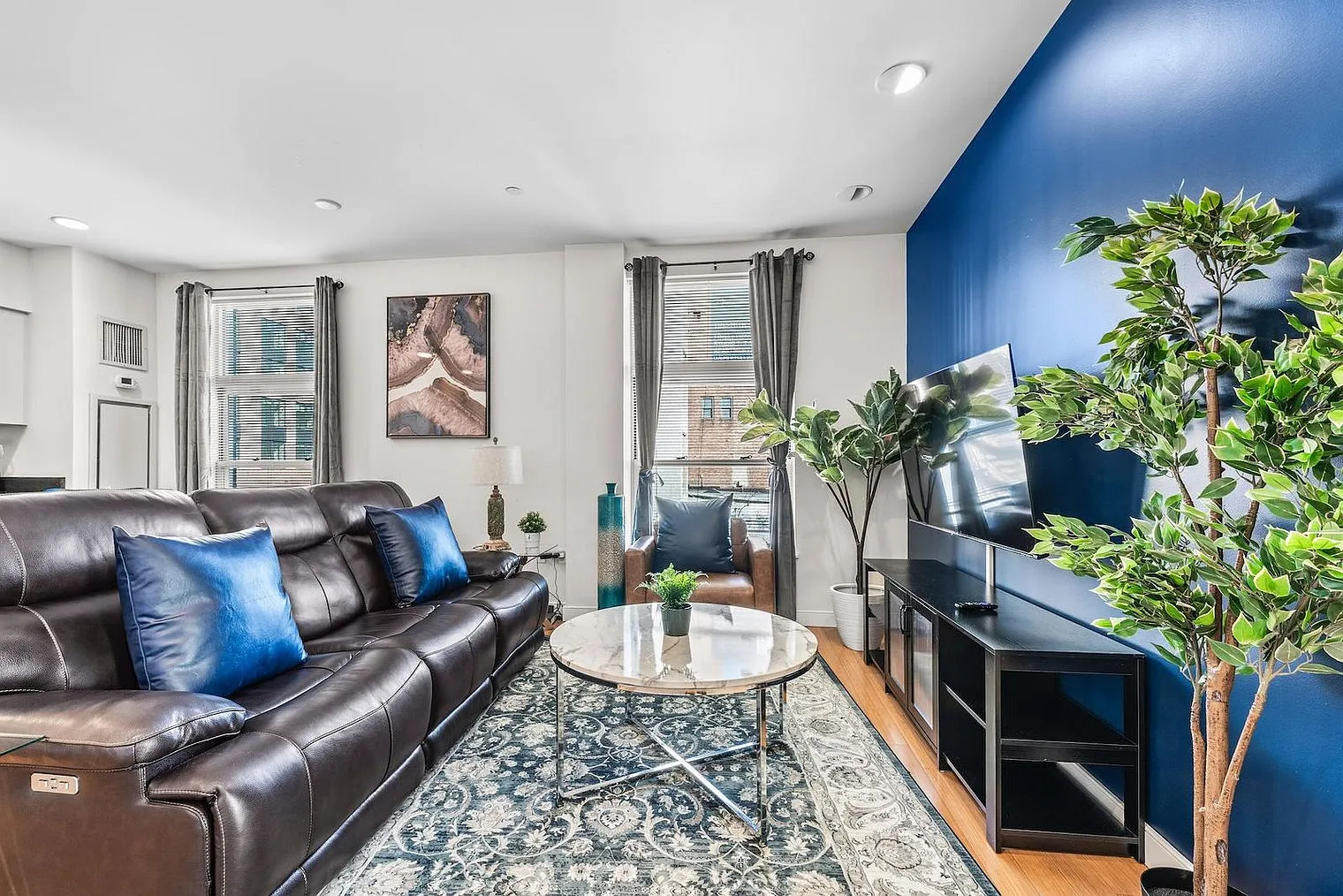 2 bed, 1.0 bath, 1151 sqft, $3,417 — Photo 2