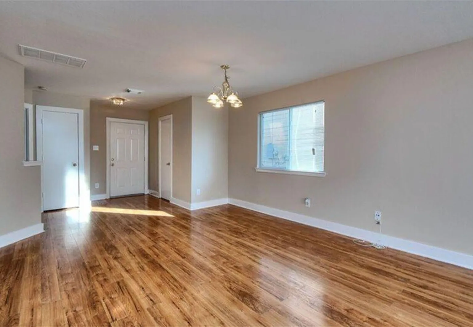 This spacious 4-bedroom home close to Texas Medical Center — Photo 3
