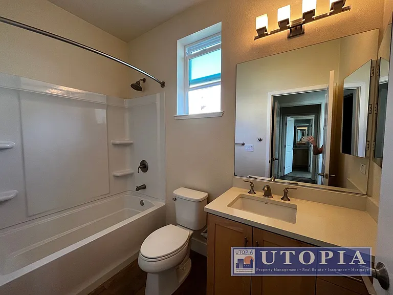 Spacious and Modern 3-bedroom, 3.5 bathroom in Seabright just minutes away from the Beach Boardwa... — Photo 19