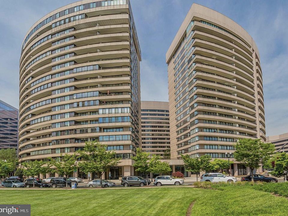 1st image of 1300 Crystal Dr APT 1507