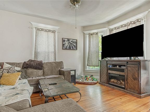 4th image of 109 N Pleasant St