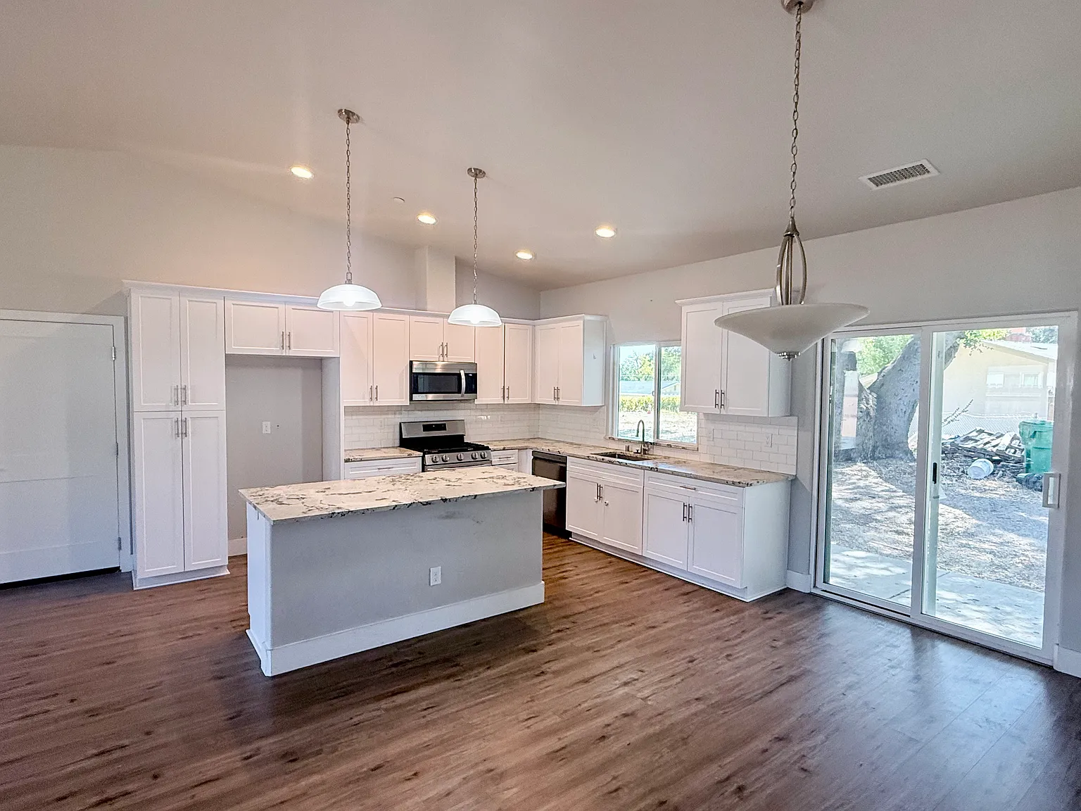 3 bed, 1200 sqft, $3,250 — Photo 3