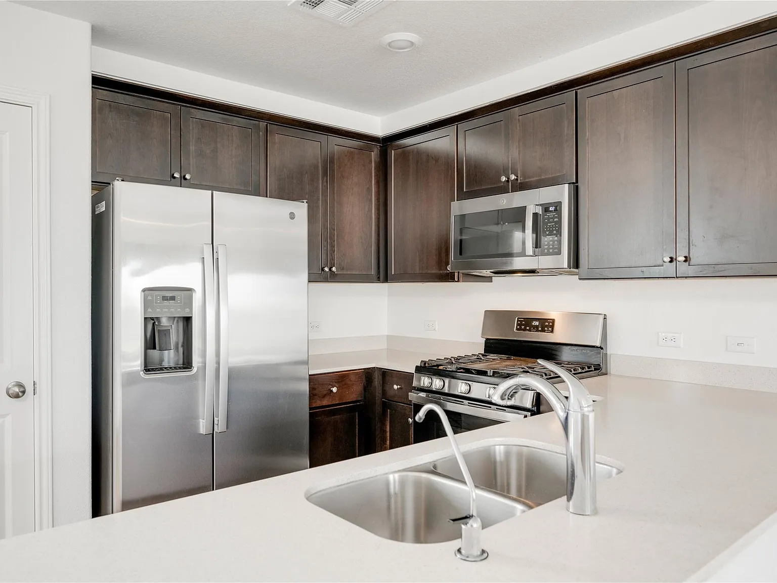 3 bed, 2.5 bath, 1600 sqft, $1,825 — Photo 3