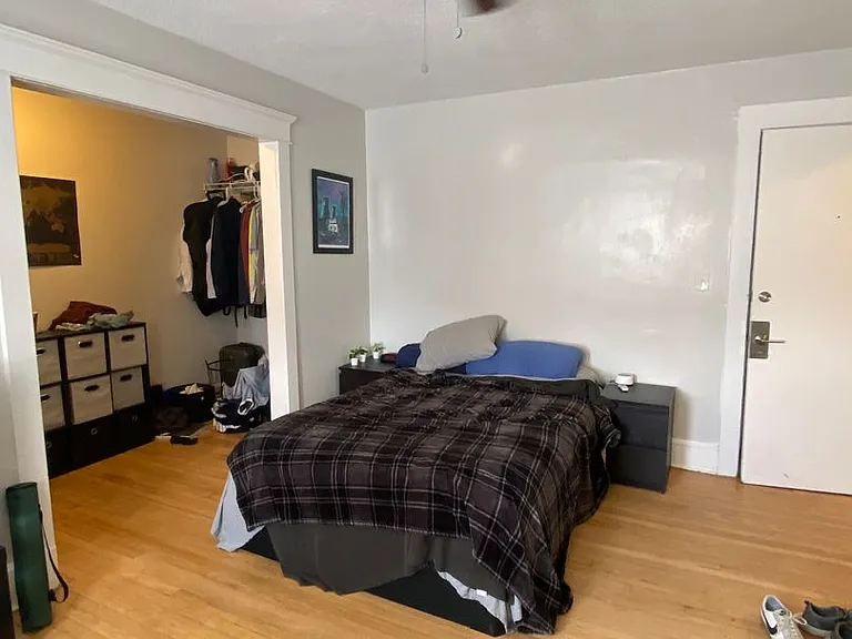 100 Howe Street — Photo 136