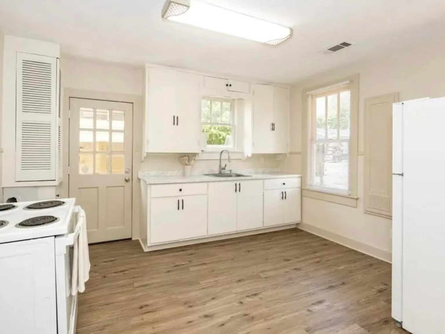 2 bed, 700 sqft, $1,350 — Photo 2