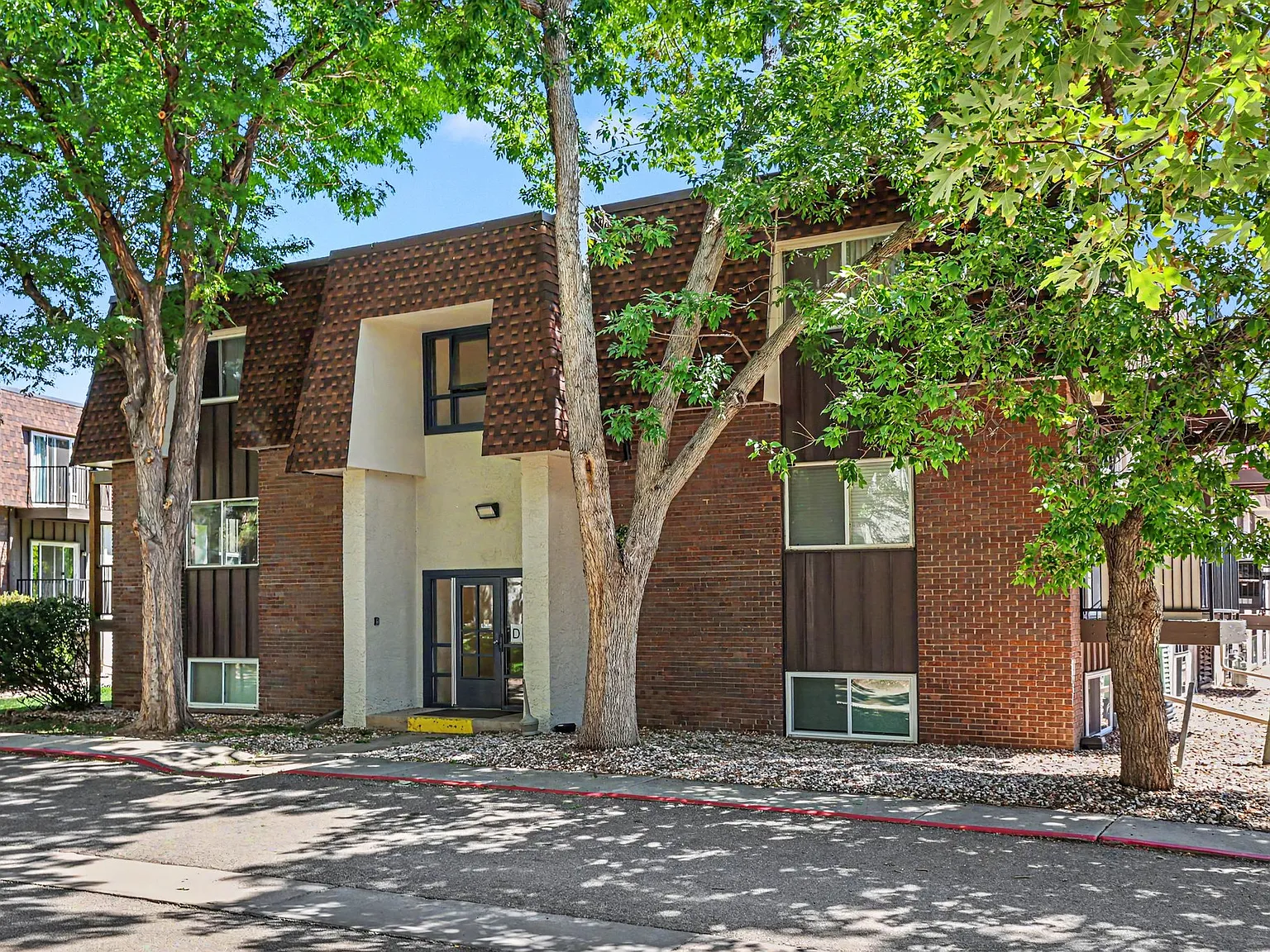 2 bed, 1.5 bath, 975 sqft, $1,500 — Photo 2