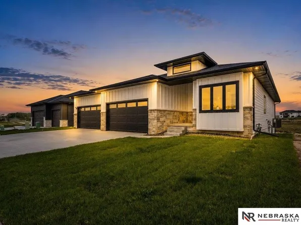 11104 S 218th St, Gretna, NE 68028