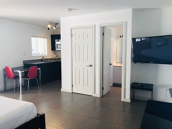 5th image of 2901 Riomar St #103