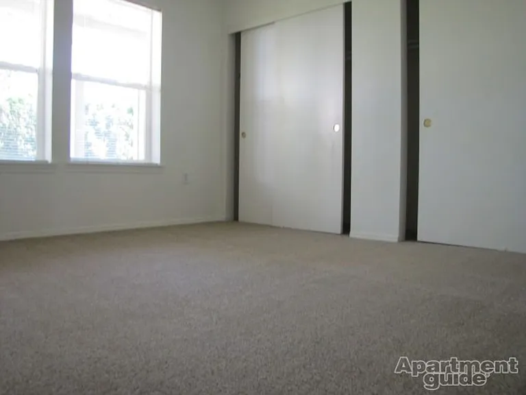 800 NE Roberts Ave — Photo 4