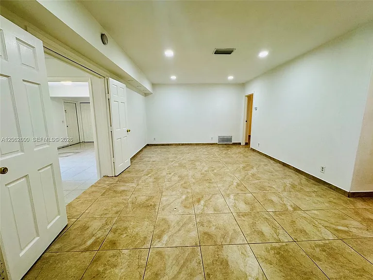 717 NE 10th Ave — Photo 5