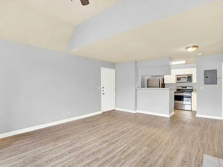 345 Lakepointe Dr #304 — Photo 3