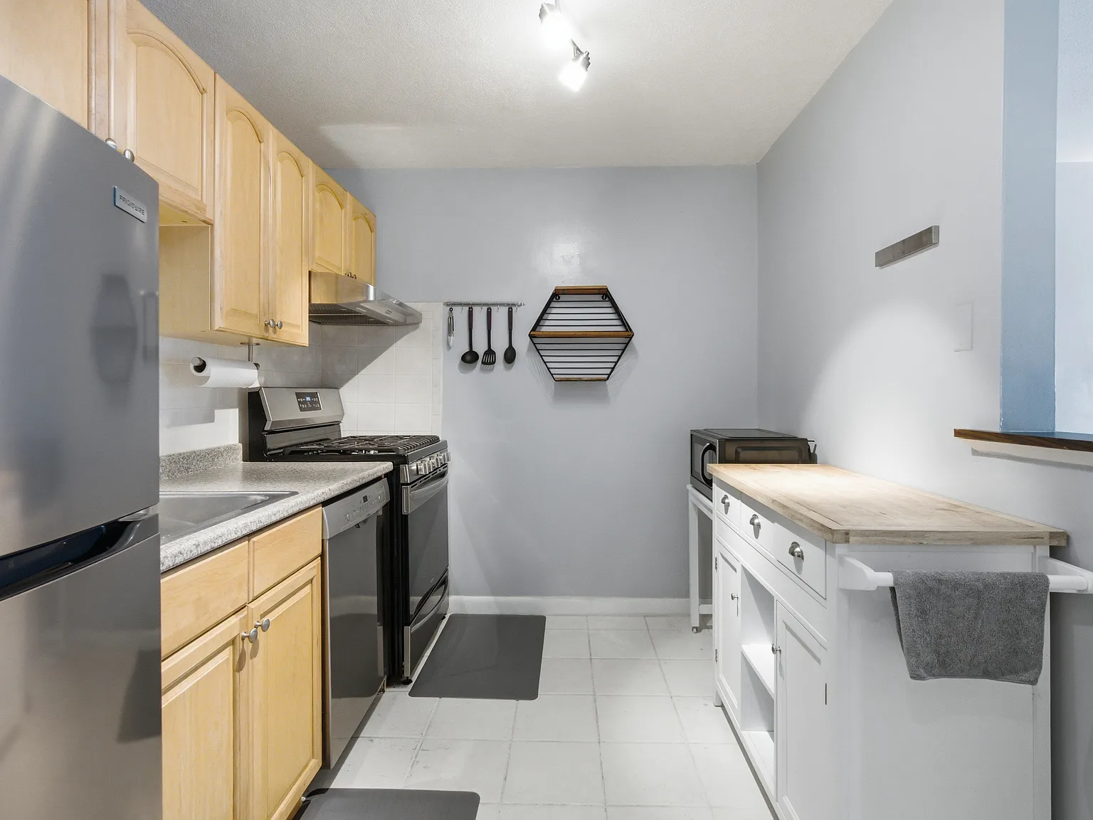 Studio, 440 sqft, $2,250 — Photo 3
