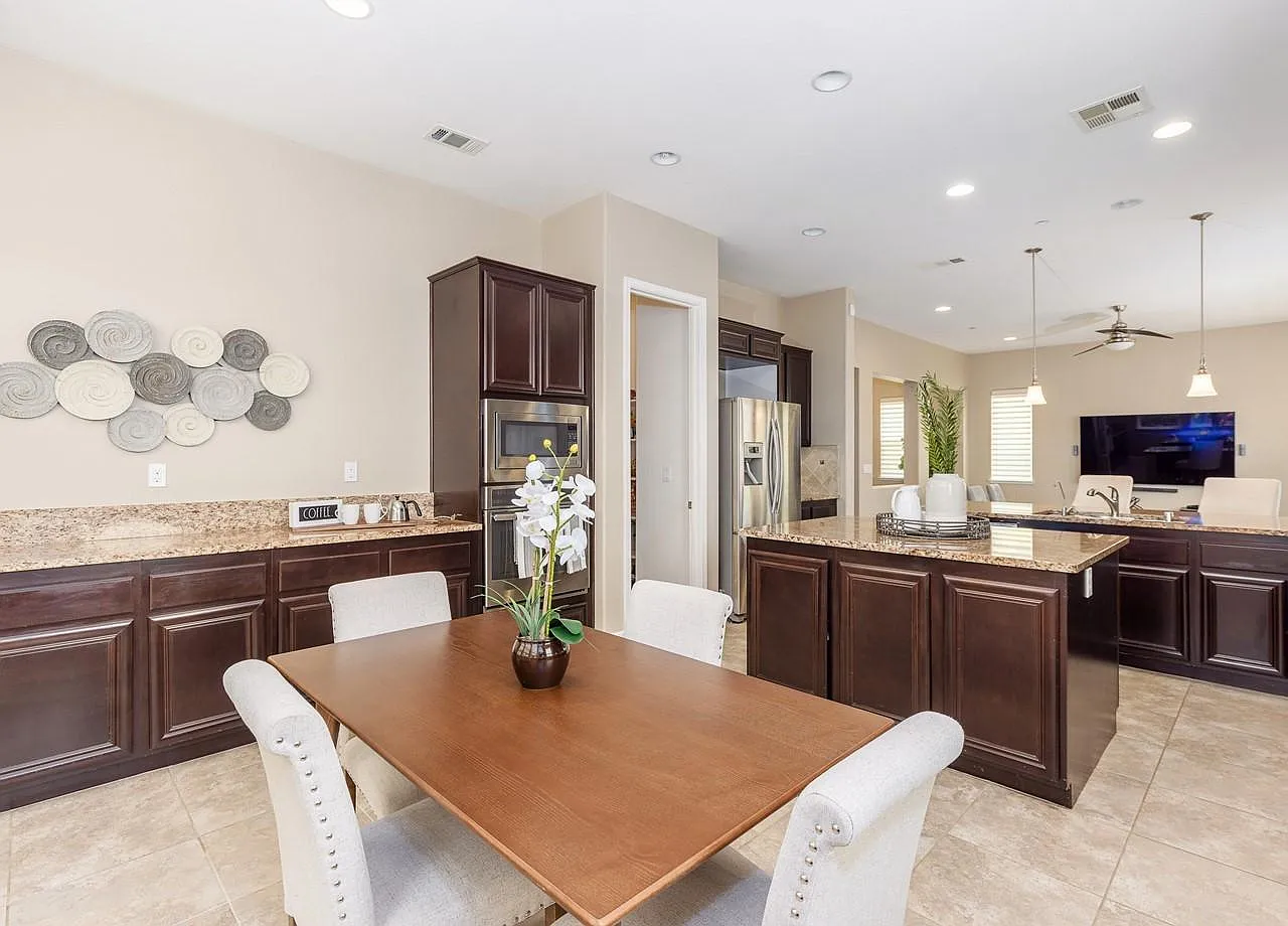 5 bed, 3562 sqft, $6,695 — Photo 3