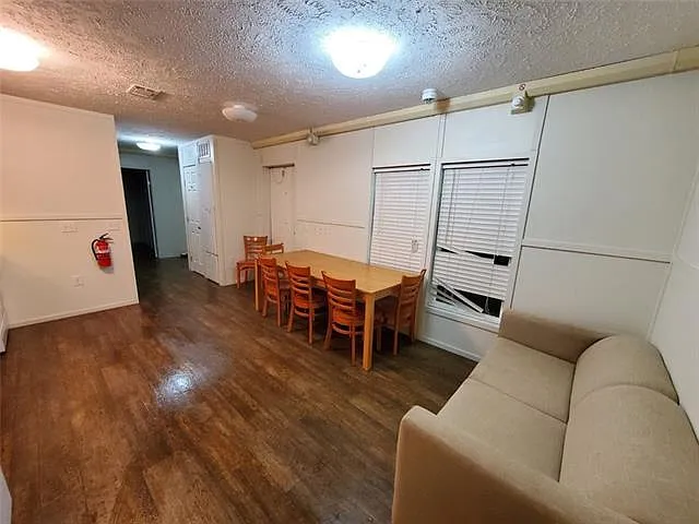 3 bed, 2.0 bath, 896 sqft, $1,500 — Photo 2