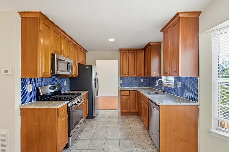 5 bed, 3.5 bath, 1840 sqft, $3,225 — Photo 4