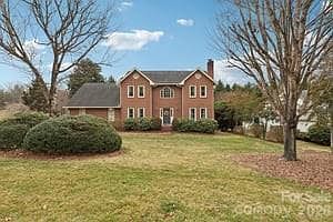 3rd image of 113 Forest Ave NE