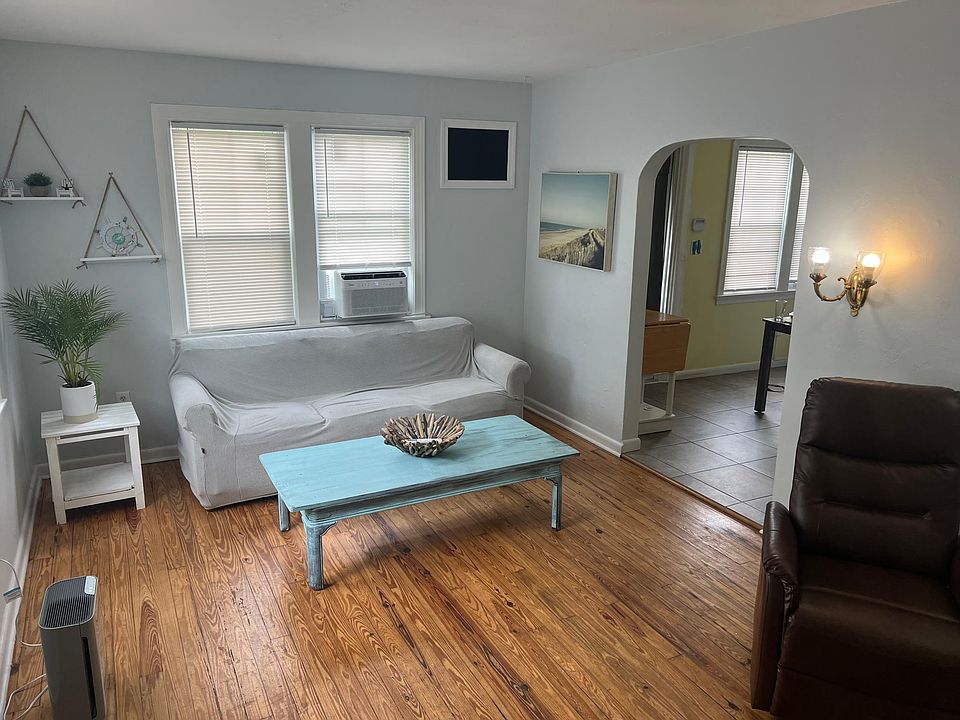 1st image of 415 9th Ave N #415