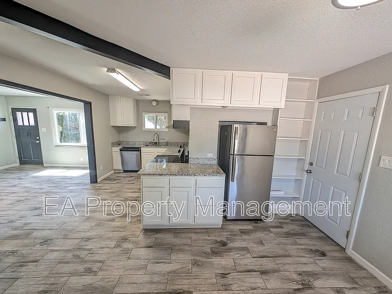 2913 Jefferson St NE — Photo 6