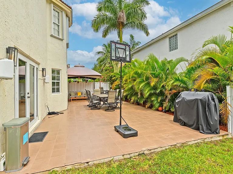 101 Gables Blvd — Photo 24