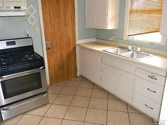 4th image of 1076 Pine St