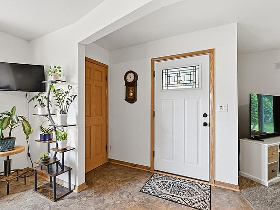 4th image of 924 S 124th STREET