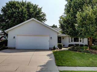 1281 Heather Cir, Oconomowoc, WI 53066