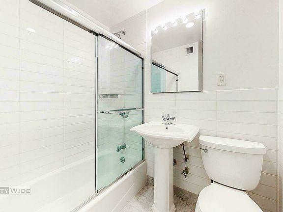 4th image of 150 W 47th St #1D
