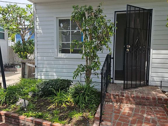 3rd image of 1033 Aviation Blvd